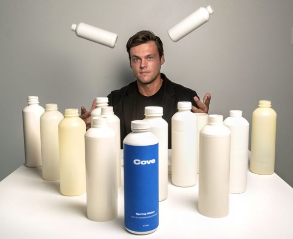 Esta primera botella de agua biodegradable, fue creada por Cove, empresa fundada en 2017 para abordar el creciente problema del plástico. Instaló su sede en California porque es un estado líder en sustentabilidad y en energía limpia y renovable.