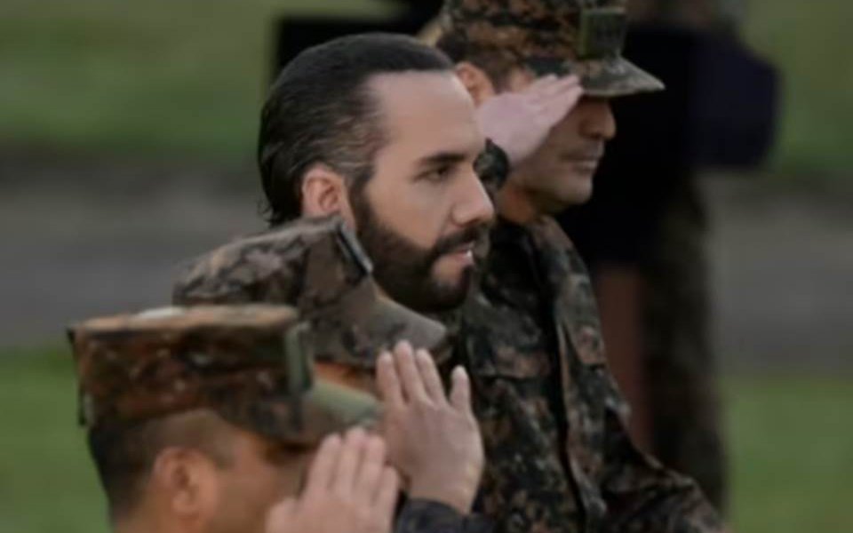 Hoy se cumple el primer año de la declaración del estado de excepción ordenado por el gobierno de Nayib Bukele, quien lidera a la nación de siete millones de habitantes, donde la mayoría celebra su forma de gobierno. El resto continúa escéptico.