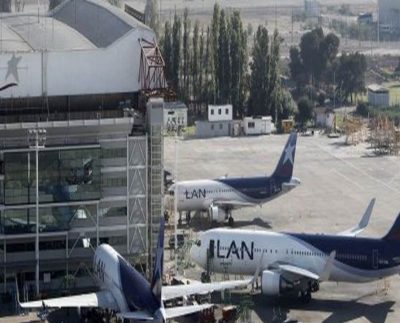 Una banda de delincuentes intentó robar un camión de valores con 32 millones de dólares recién llegados en un vuelo comercial desde Miami. El tiroteo en el Aeropuerto internacional de Santiago de Chile dejó dos muertos en el marco de un intento de robo frustrado.