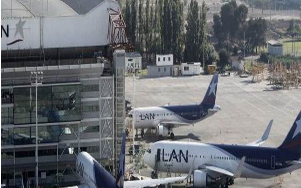 Una banda de delincuentes intentó robar un camión de valores con 32 millones de dólares recién llegados en un vuelo comercial desde Miami. El tiroteo en el Aeropuerto internacional de Santiago de Chile dejó dos muertos en el marco de un intento de robo frustrado.
