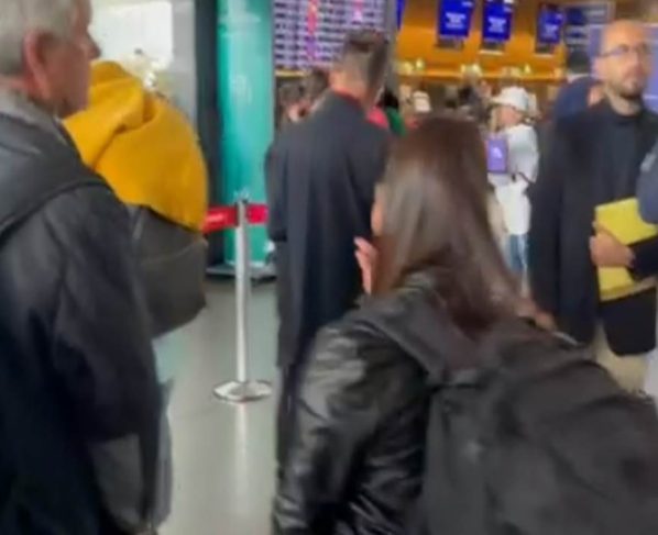 Cientos de viajeros protestaron en varios de los principales aeropuertos de Colombia luego de que los tomara por sorpresa la cancelación repentina de vuelos de la aerolínea colombiana Viva Air.