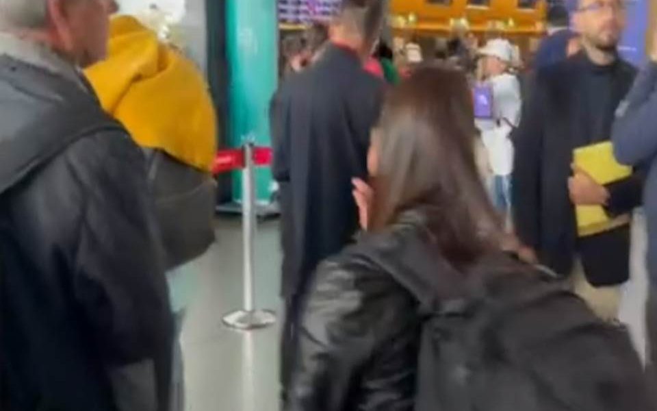 Cientos de viajeros protestaron en varios de los principales aeropuertos de Colombia luego de que los tomara por sorpresa la cancelación repentina de vuelos de la aerolínea colombiana Viva Air.