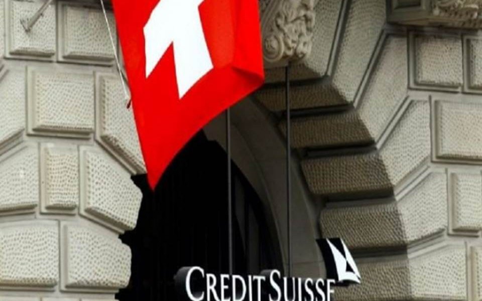 Los mercados de acciones y bonos operan este lunes en Europa con alzas y bajas, y no terminan de asimilar el rescate de emergencia del banco UBS al Credit Suisse. Los índices en la pre apertura en Wall Street están todos en rojo.