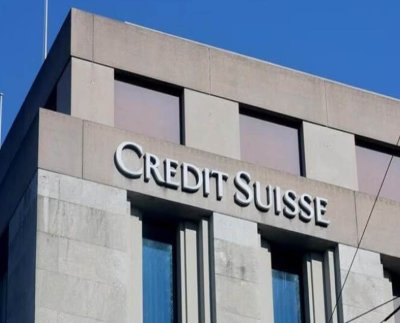 Credit Suisse es el primer gran banco mundial en recibir un salvavidas de emergencia desde la crisis financiera de 2008 y sus problemas han generado serias dudas sobre si los bancos centrales serán capaces de sostener alzas agresivas en las tasas de interés .