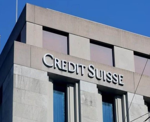 Credit Suisse es el primer gran banco mundial en recibir un salvavidas de emergencia desde la crisis financiera de 2008 y sus problemas han generado serias dudas sobre si los bancos centrales serán capaces de sostener alzas agresivas en las tasas de interés .