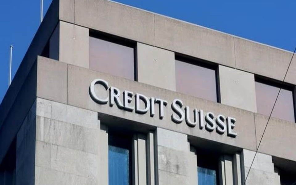 Credit Suisse es el primer gran banco mundial en recibir un salvavidas de emergencia desde la crisis financiera de 2008 y sus problemas han generado serias dudas sobre si los bancos centrales serán capaces de sostener alzas agresivas en las tasas de interés .