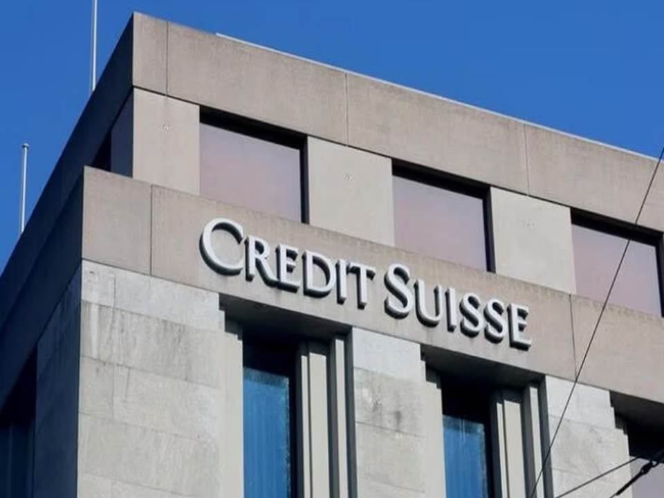 Credit Suisse es el primer gran banco mundial en recibir un salvavidas de emergencia desde la crisis financiera de 2008 y sus problemas han generado serias dudas sobre si los bancos centrales serán capaces de sostener alzas agresivas en las tasas de interés .