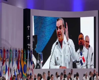 Durante la vigésimo octavo edición de la Cumbre Iberoaméricana celebrada en Santo Domingo, la delegación de República Dominicana planteó la necesidad de solventar la crisis que enfrenta la vecina Haití, indicando que para poder activar un plan de ayuda es preciso primero la pacificación del país.