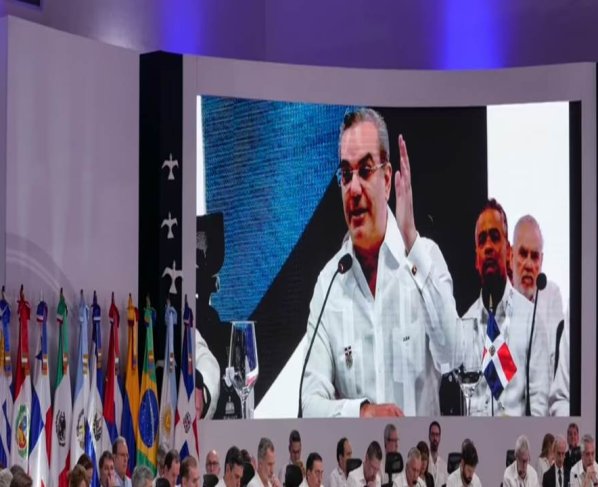 Durante la vigésimo octavo edición de la Cumbre Iberoaméricana celebrada en Santo Domingo, la delegación de República Dominicana planteó la necesidad de solventar la crisis que enfrenta la vecina Haití, indicando que para poder activar un plan de ayuda es preciso primero la pacificación del país.