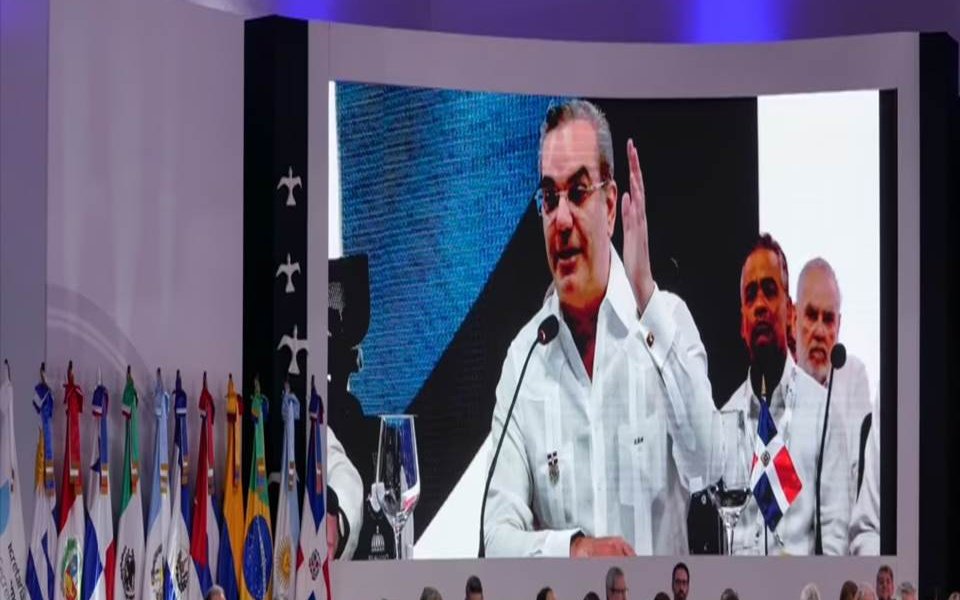 Durante la vigésimo octavo edición de la Cumbre Iberoaméricana celebrada en Santo Domingo, la delegación de República Dominicana planteó la necesidad de solventar la crisis que enfrenta la vecina Haití, indicando que para poder activar un plan de ayuda es preciso primero la pacificación del país.