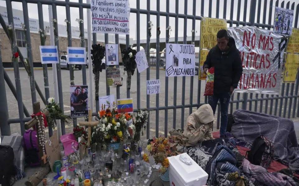 La forma en la que quedaron atrapados los más de 60 migrantes ha enfurecido tanto a organizaciones de derechos humanos nacionales e internacionales que han multiplicado las críticas por la actual política migratoria mexicana, su creciente militarización y la falta de rendición de cuentas cuando se denuncian abusos.