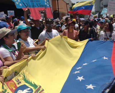 Tal y como se había anunciado, desde la mañana de este lunes 27 de marzo, docentes, jubilados y pensionados de distintos sectores, se movilizaron hasta la capital del país para llevar a cabo la «Gran Toma de Caracas», una mega protesta para exigir salarios dignos, mejores condiciones laborales y la firma de la contratación colectiva.