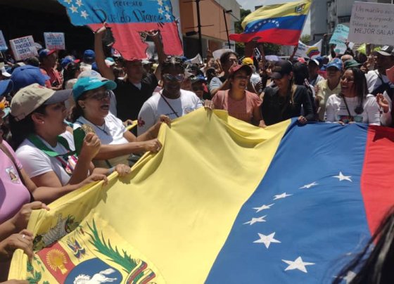 Tal y como se había anunciado, desde la mañana de este lunes 27 de marzo, docentes, jubilados y pensionados de distintos sectores, se movilizaron hasta la capital del país para llevar a cabo la «Gran Toma de Caracas», una mega protesta para exigir salarios dignos, mejores condiciones laborales y la firma de la contratación colectiva.