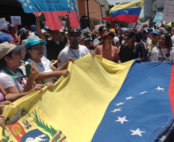 Tal y como se había anunciado, desde la mañana de este lunes 27 de marzo, docentes, jubilados y pensionados de distintos sectores, se movilizaron hasta la capital del país para llevar a cabo la «Gran Toma de Caracas», una mega protesta para exigir salarios dignos, mejores condiciones laborales y la firma de la contratación colectiva.