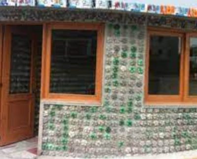 Las botellas de plástico llenas de residuos se han convertido en la alternativa ecológica y barata a los bloques de cemento para la construcción en el estado Zulia en Venezuela donde los ciudadanos, ante los altos costos de materiales de construcción, dan una segunda vida a los desechos.