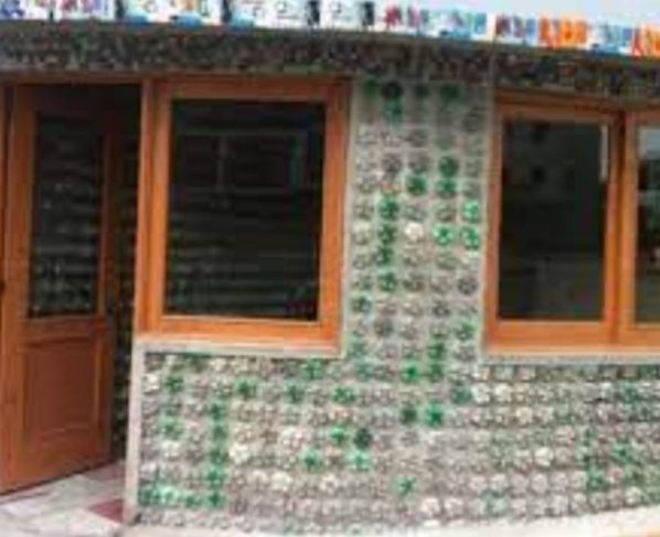 Las botellas de plástico llenas de residuos se han convertido en la alternativa ecológica y barata a los bloques de cemento para la construcción en el estado Zulia en Venezuela donde los ciudadanos, ante los altos costos de materiales de construcción, dan una segunda vida a los desechos.