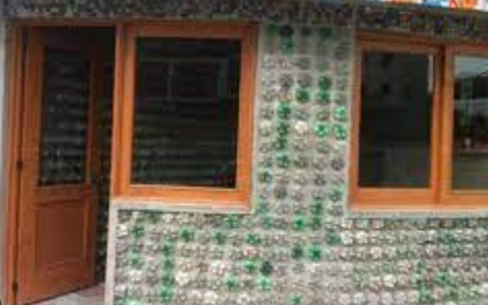 Las botellas de plástico llenas de residuos se han convertido en la alternativa ecológica y barata a los bloques de cemento para la construcción en el estado Zulia en Venezuela donde los ciudadanos, ante los altos costos de materiales de construcción, dan una segunda vida a los desechos.