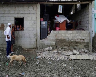 El presidente de Ecuador, Guillermo Lasso, declaró el estado de emergencia en las 14 provincias más afectadas por el clima severo y un fuerte terremoto que sacudió al país durante el fin de semana, dijo el martes el gobierno.