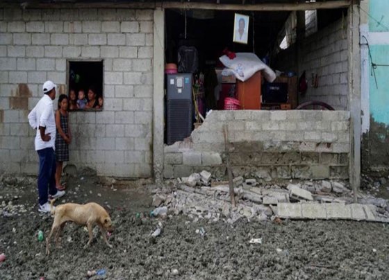 El presidente de Ecuador, Guillermo Lasso, declaró el estado de emergencia en las 14 provincias más afectadas por el clima severo y un fuerte terremoto que sacudió al país durante el fin de semana, dijo el martes el gobierno.