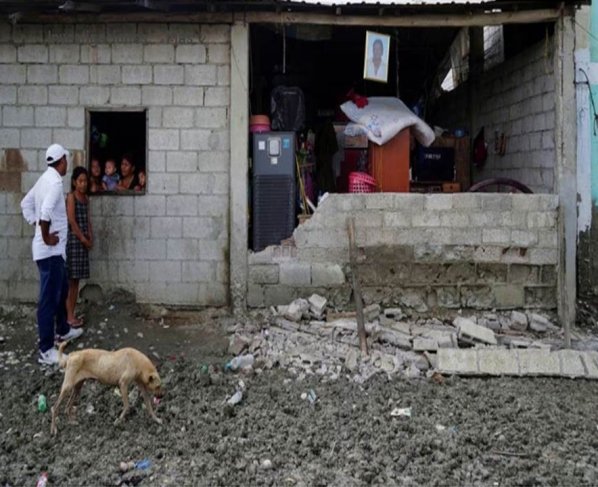 El presidente de Ecuador, Guillermo Lasso, declaró el estado de emergencia en las 14 provincias más afectadas por el clima severo y un fuerte terremoto que sacudió al país durante el fin de semana, dijo el martes el gobierno.