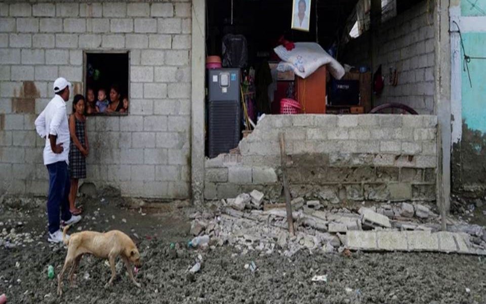 El presidente de Ecuador, Guillermo Lasso, declaró el estado de emergencia en las 14 provincias más afectadas por el clima severo y un fuerte terremoto que sacudió al país durante el fin de semana, dijo el martes el gobierno.