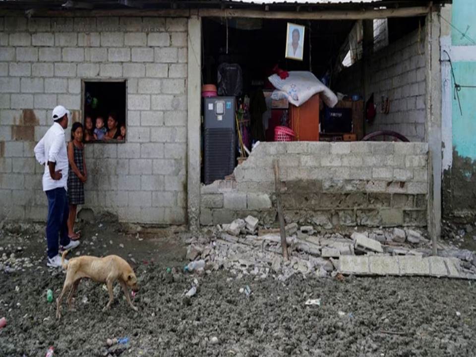 El presidente de Ecuador, Guillermo Lasso, declaró el estado de emergencia en las 14 provincias más afectadas por el clima severo y un fuerte terremoto que sacudió al país durante el fin de semana, dijo el martes el gobierno.