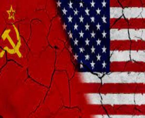 El calentamiento global, las pandemias, la inseguridad nuclear, los fanatismos religiosos, la radicalización política y la necedad antipolítica, la indefensión ante la perspectiva de una sociedad robotizada, el desenfreno consumista, el renacimiento del jurásico populismo y otras calamidades, son las señas de identidad de nuestros días vertiginosos.