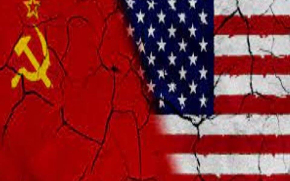 El calentamiento global, las pandemias, la inseguridad nuclear, los fanatismos religiosos, la radicalización política y la necedad antipolítica, la indefensión ante la perspectiva de una sociedad robotizada, el desenfreno consumista, el renacimiento del jurásico populismo y otras calamidades, son las señas de identidad de nuestros días vertiginosos.