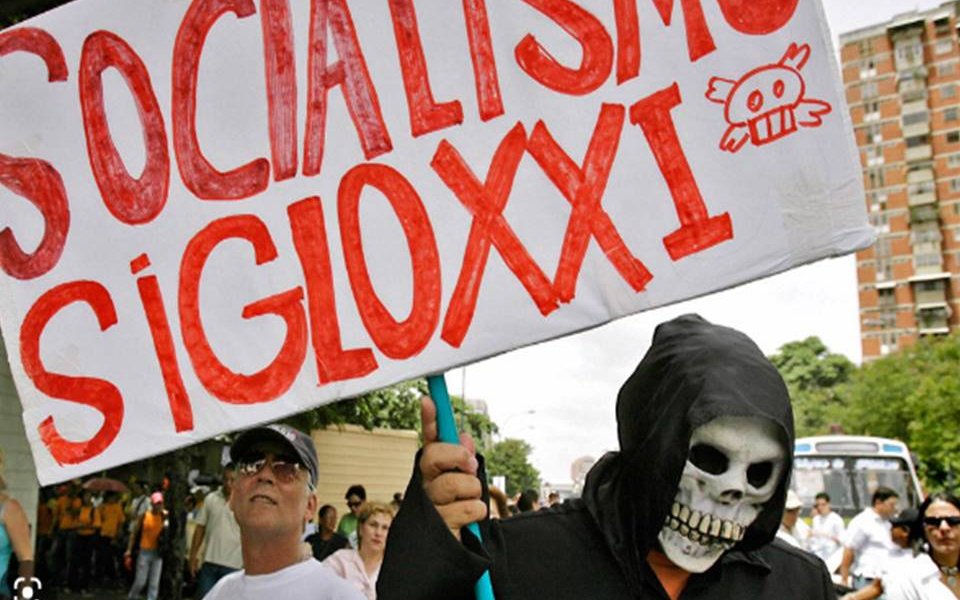 La revolución no ha logrado los objetivos del socialismo del siglo XXI; por el contrario, convirtió al país en un ensayo deconstruido, deshecho, desorganizado, desvencijado, desnaturalizado. Pobrísimo material y espiritualmente. Ha licuado todas sus seguridades y fortalezas en el tránsito suicida de una temeridad. Es un signo de frustración. ¿A cuánto asciende el costo de oportunidad pagado?