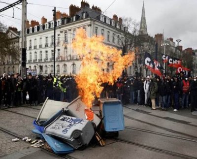 Una encuesta mostró el índice de aprobación personal de Macron en solo el 28 por ciento, su nivel más bajo desde el apogeo del movimiento de protesta antigubernamental de los “Chalecos Amarillos” en 2018-2019.