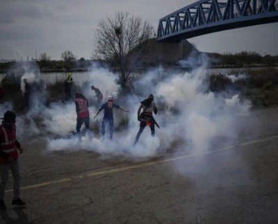 Los recolectores de basura, los trabajadores de las refinerías y otros en Francia volvieron a hacer huelga contra la decisión del presidente Emmanuel Macron de forzar el proyecto de ley divisivo que eleva la edad de jubilación de 62 a 64 años sin someterlo a votación en el parlamento.