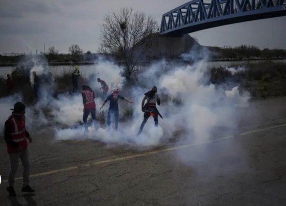 Los recolectores de basura, los trabajadores de las refinerías y otros en Francia volvieron a hacer huelga contra la decisión del presidente Emmanuel Macron de forzar el proyecto de ley divisivo que eleva la edad de jubilación de 62 a 64 años sin someterlo a votación en el parlamento.