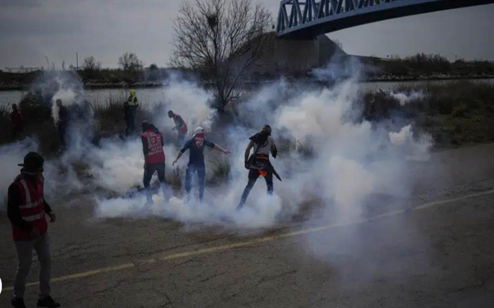 Los recolectores de basura, los trabajadores de las refinerías y otros en Francia volvieron a hacer huelga contra la decisión del presidente Emmanuel Macron de forzar el proyecto de ley divisivo que eleva la edad de jubilación de 62 a 64 años sin someterlo a votación en el parlamento.