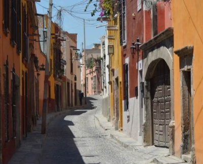 San Miguel de Allende es una ciudad mágica que invita a perderse por las calles de su ciudad cuando estás de visita, lo cual puede ser toda una experiencia para conocer de primera mano su vida y cultura local.