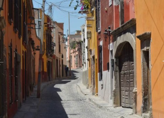 San Miguel de Allende es una ciudad mágica que invita a perderse por las calles de su ciudad cuando estás de visita, lo cual puede ser toda una experiencia para conocer de primera mano su vida y cultura local.