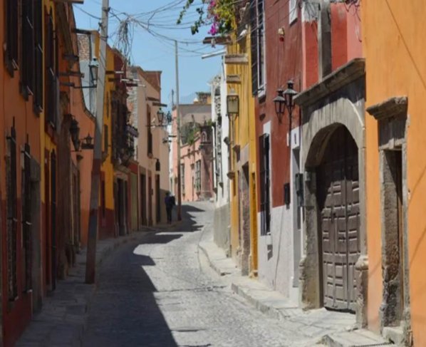 San Miguel de Allende es una ciudad mágica que invita a perderse por las calles de su ciudad cuando estás de visita, lo cual puede ser toda una experiencia para conocer de primera mano su vida y cultura local.