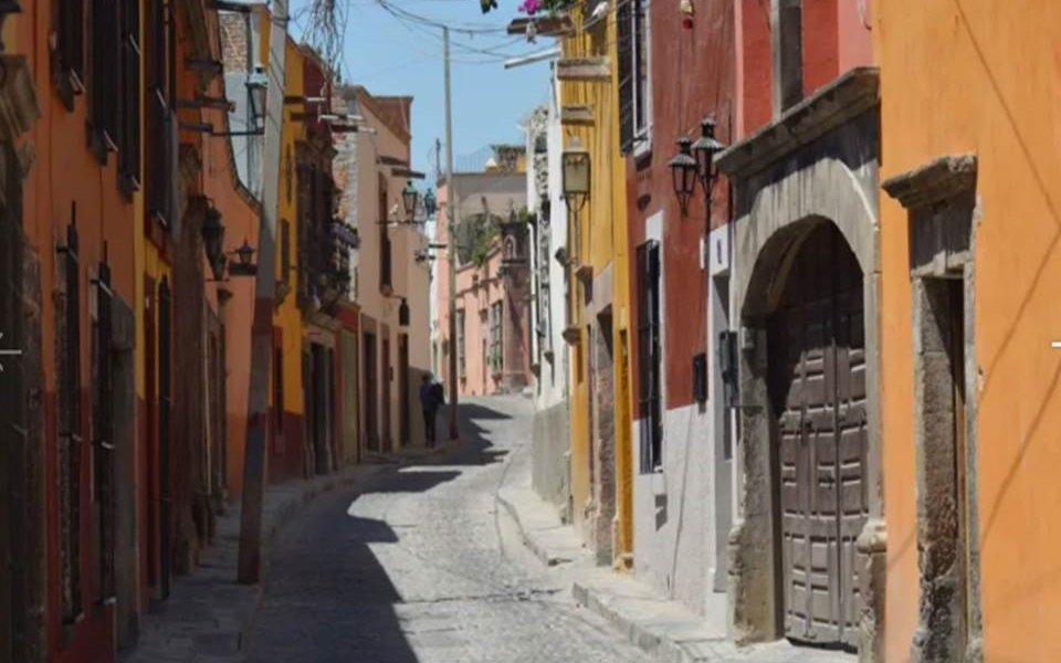 San Miguel de Allende es una ciudad mágica que invita a perderse por las calles de su ciudad cuando estás de visita, lo cual puede ser toda una experiencia para conocer de primera mano su vida y cultura local.