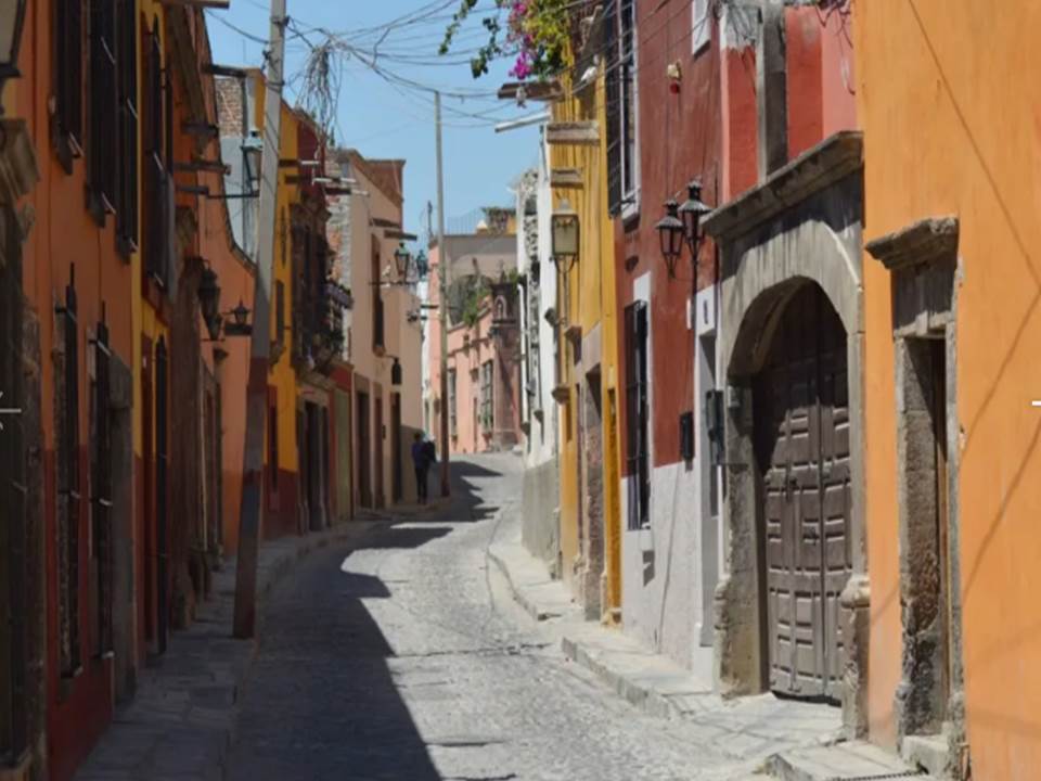 San Miguel de Allende es una ciudad mágica que invita a perderse por las calles de su ciudad cuando estás de visita, lo cual puede ser toda una experiencia para conocer de primera mano su vida y cultura local.