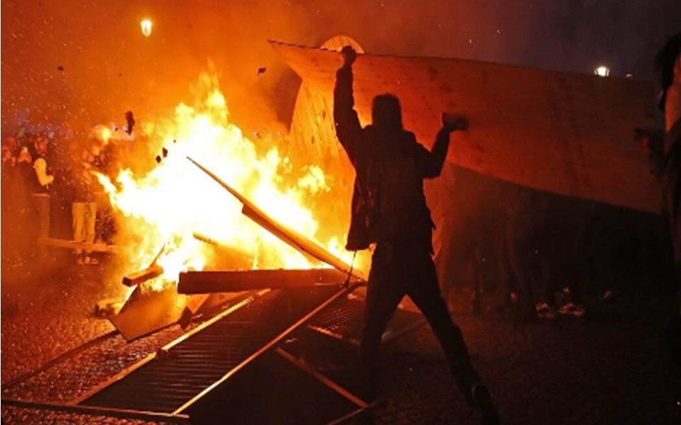 Una amplia alianza de los principales sindicatos de Francia dijo que continuaría su movilización para tratar de forzar un cambio radical en los cambios. Las protestas están previstas para este fin de semana, con un nuevo día de acción industrial a nivel nacional programado para el jueves.