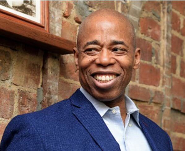 El demócrata Eric Adams, Alcalde de Nueva York informó que el Centro de Ayuda Telefónica, nació en marzo de 2003 y explicó que la línea NYC 311, fue concebida para cambiar las relaciones de los habitantes con su ciudad : Recibir quejas o solicitar un servicio.