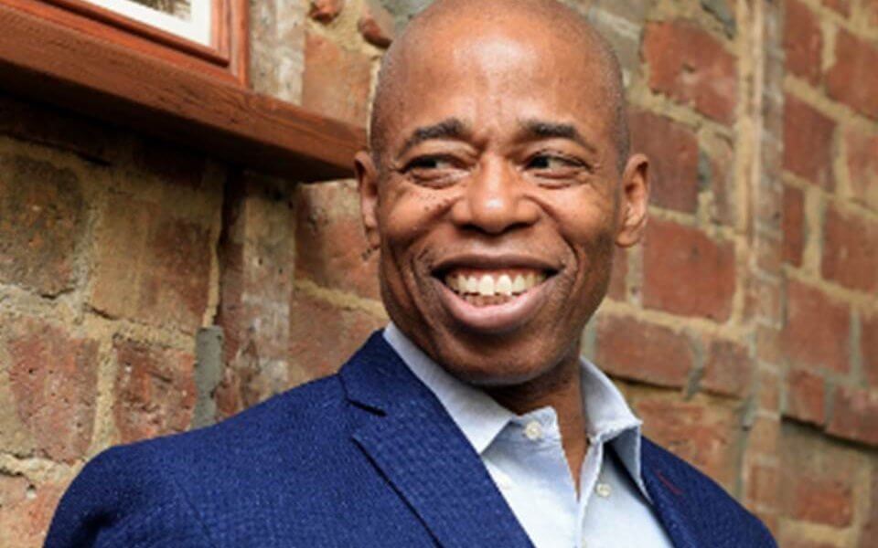 El demócrata Eric Adams, Alcalde de Nueva York informó que el Centro de Ayuda Telefónica, nació en marzo de 2003 y explicó que la línea NYC 311, fue concebida para cambiar las relaciones de los habitantes con su ciudad : Recibir quejas o solicitar un servicio.