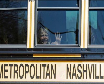 Un hombre de 28 años fuertemente armado disparó fatalmente el lunes a tres niños y tres adultos en una escuela cristiana privada a la que asistió el sospechoso en la capital de Tennessee antes de que la policía matara al agresor, dijeron las autoridades.
