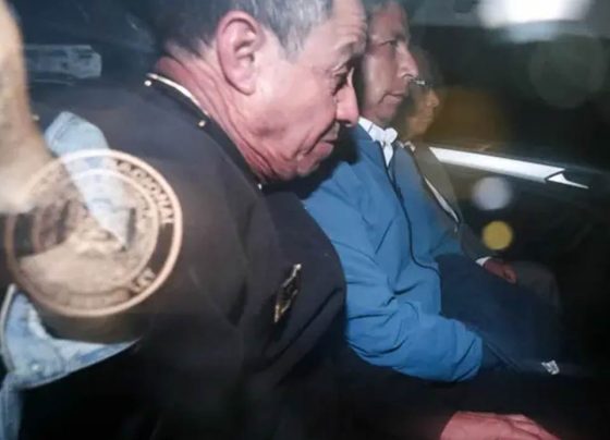 El juez supremo peruano Juan Carlos Checkley impuso 36 meses de prisión preventiva para el ex presidente Pedro Castillo, quien ya se encuentra en prisión por su fallido autogolpe de Estado, mientras es investigado por un caso de corrupción.