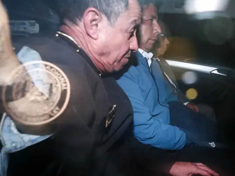 El juez supremo peruano Juan Carlos Checkley impuso 36 meses de prisión preventiva para el ex presidente Pedro Castillo, quien ya se encuentra en prisión por su fallido autogolpe de Estado, mientras es investigado por un caso de corrupción.