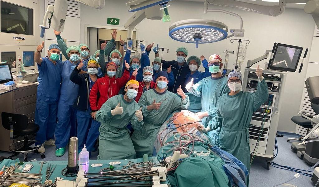 El médico venezolano Fernando Ascanio es noticia internacional ya que acaba de realizar el primer trasplante de pulmón por vía robótica en el mundo, practicado en el Hospital Vall d'Hebron en Barcelona, España.