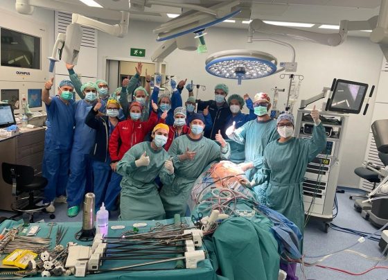 El médico venezolano Fernando Ascanio es noticia internacional ya que acaba de realizar el primer trasplante de pulmón por vía robótica en el mundo, practicado en el Hospital Vall d'Hebron en Barcelona, España.