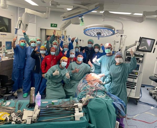 El médico venezolano Fernando Ascanio es noticia internacional ya que acaba de realizar el primer trasplante de pulmón por vía robótica en el mundo, practicado en el Hospital Vall d'Hebron en Barcelona, España.