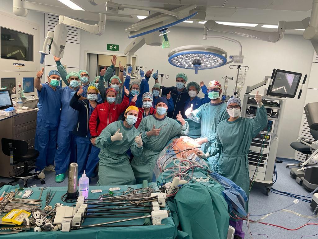 El médico venezolano Fernando Ascanio es noticia internacional ya que acaba de realizar el primer trasplante de pulmón por vía robótica en el mundo, practicado en el Hospital Vall d'Hebron en Barcelona, España.