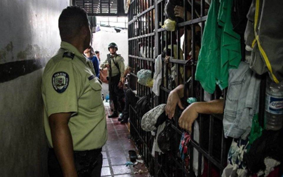 El Observatorio Venezolano de Prisiones (OVP) presentó su informe anual del 2022, donde registraron un hacinamiento crítico de 64,19 % en las cárceles venezolanas, frente a una población reclusa de 33.558 privados de libertad, así como también un retardo procesal de 68 %.