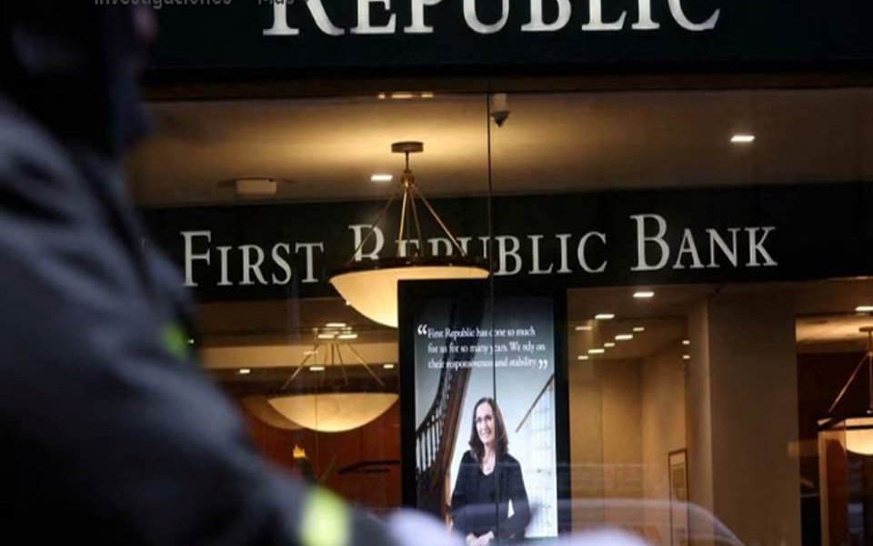 Las acciones de First Republic Bank (FRC.N) subieron casi un 22% en las operaciones de la tarde de este jueves, borrando las pérdidas anteriores después de que informes dijeron que varios grandes bancos estadounidenses estaban negociando un acuerdo para ayudar al prestamista con sede en California.